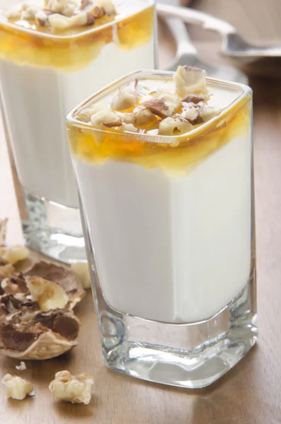 Yogurt griego con miel y nueces —  Fotos de Stock