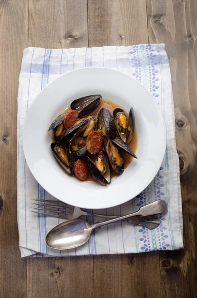 Mejillón con salsa de chorizo de tomate en un plato —  Fotos de Stock