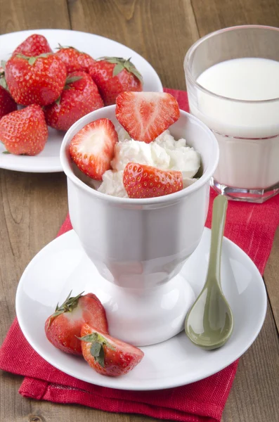 Breakfast with yogurt and strawberries — Stock Photo, Image