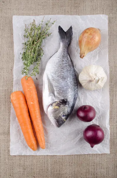 Dorada cruda con verduras — Foto de Stock