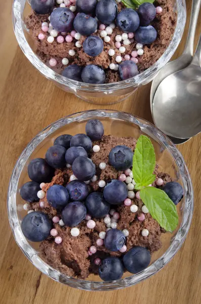 Budino al cioccolato con mirtilli e menta — Foto Stock