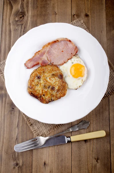 Sahanda yumurta ve domuz pastırması ile boxty — Stok fotoğraf