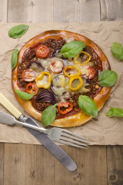 Kamiennym piecu pieczone pizza na papier — Zdjęcie stockowe