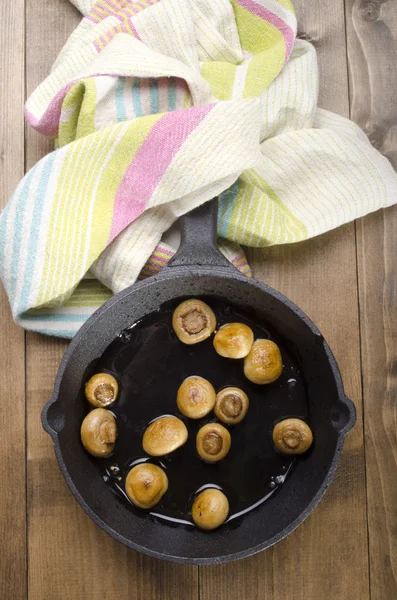 Cast iron pan with grilled mushroom — Stock Photo, Image