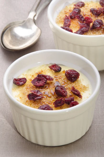 Crème brulee in een ramekin — Stockfoto