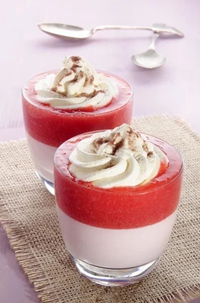 Erdbeermousse und Pudding im Glas — Stockfoto