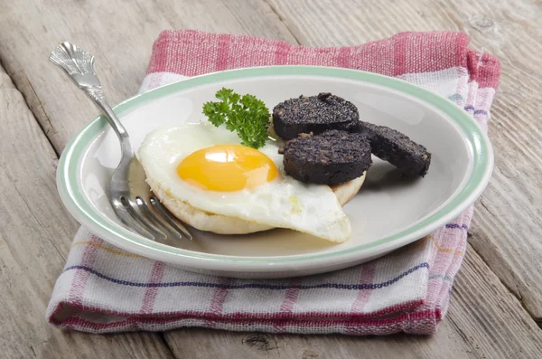 Colazione con panino, uova e budino nero — Foto Stock