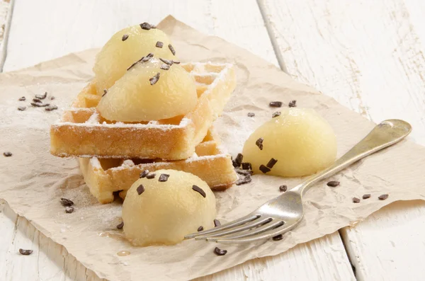 Warme wafel met meloen ballen — Stockfoto