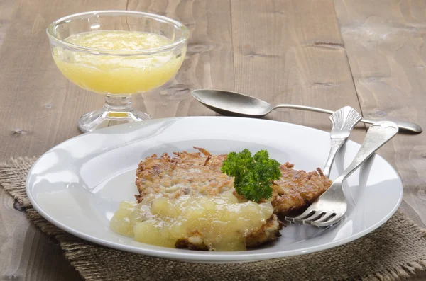 Aardappelpannenkoekje met appelmoes bramley — Stockfoto