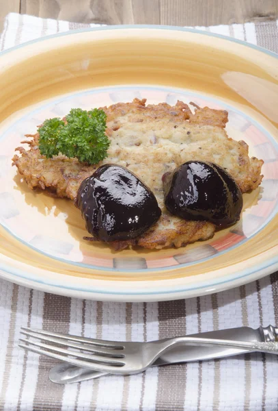 Potato pancake with bramble jam — Stock Photo, Image