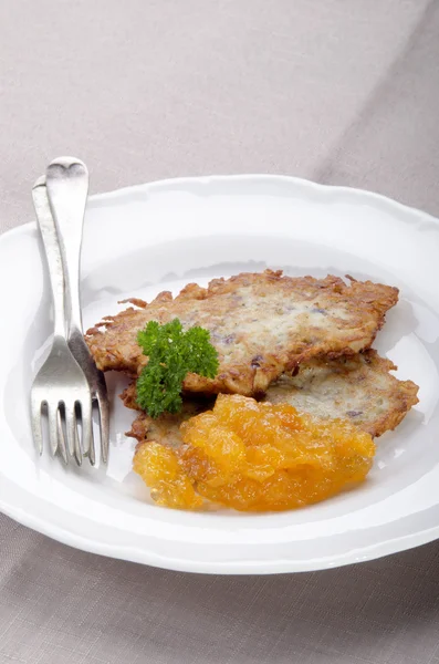 Potato pancake with apricot jam — Stock Photo, Image