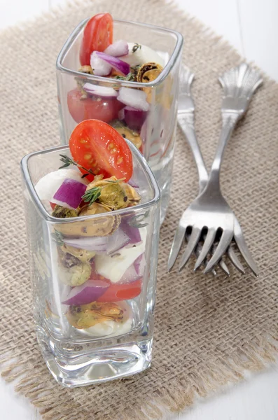 Medelhavsinspirerad sallad i ett snapsglas — Stockfoto