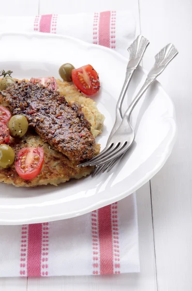 Aardappelpannenkoekje met gerookte makreel — Stockfoto