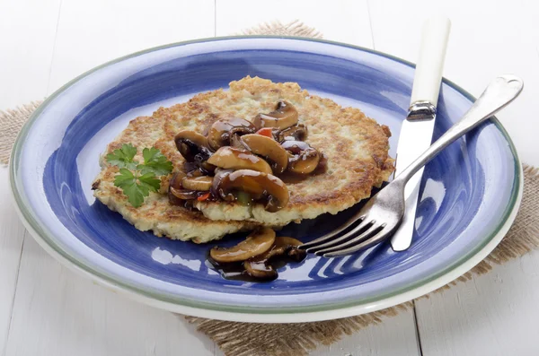 Aardappelpannenkoekje op een blauw bord — Stockfoto