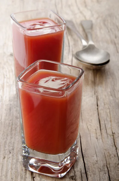 Sopa de tomate em um copo de tiro — Fotografia de Stock