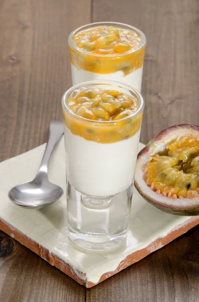 Passion fruit and organic yogurt — Stock Photo, Image