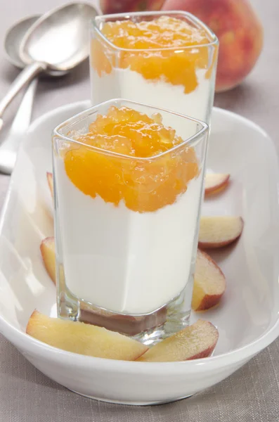 Perzik compote met yoghurt in een shot glas — Stockfoto