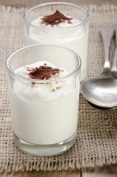 Iogurte com cacau em pó em um copo — Fotografia de Stock