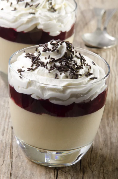 El postre en el vaso sobre la madera rústica — Foto de Stock