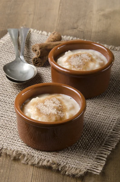 Pudín de arroz con canela y azúcar —  Fotos de Stock