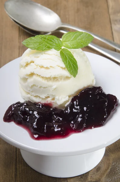 Vanille-Joghurt-Eis mit Minze — Stockfoto