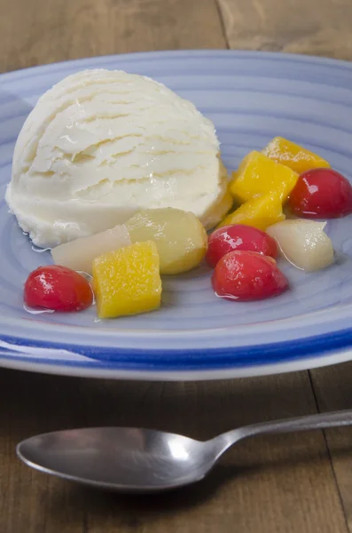 Helado de yogur de vainilla en un plato — Foto de Stock