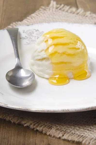 Helado de yogur de vainilla con miel de acacia — Foto de Stock