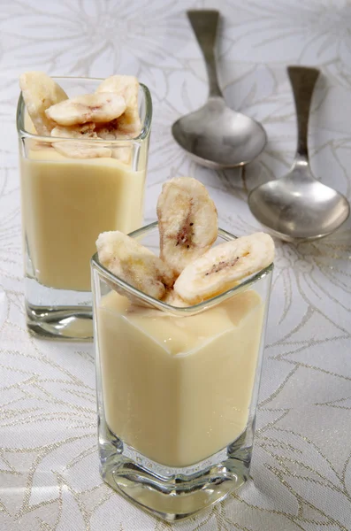 Vanille pudding met gedroogde bananen segmenten — Stockfoto