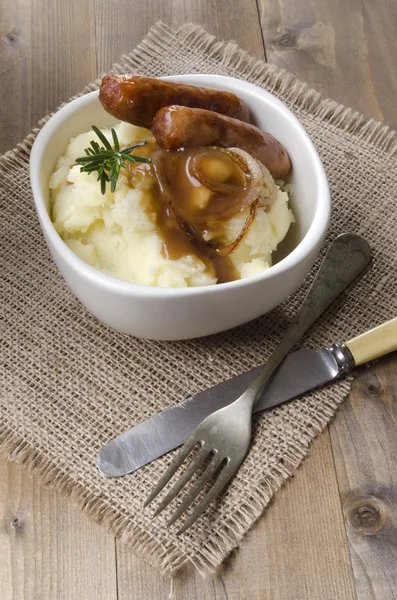 Saucisse et purée de pommes de terre avec sauce à l'oignon — Photo