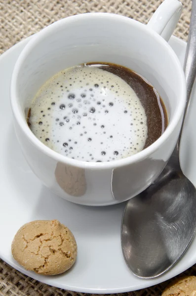 Coffee with milk foam and biscuit — Stock Photo, Image