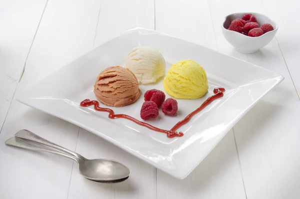 Мороженое с малиной на тарелке — стоковое фото