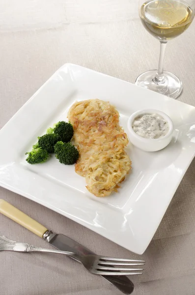 Korst forel filet met broccoli — Stockfoto