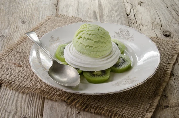 Gelato al kiwi sulla meringa — Foto Stock