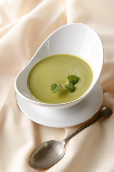 エンドウ豆とボウルにミントのスープ — ストック写真