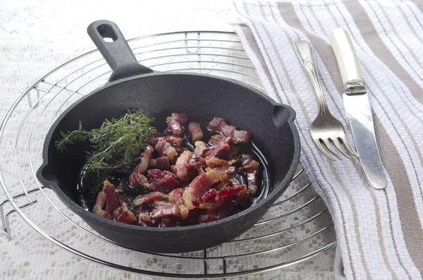Gegrilde baconbits in een pan — Stockfoto