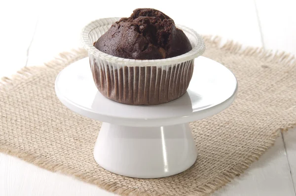 Muffin aux pépites de chocolat sur petit stand de gâteau — Photo