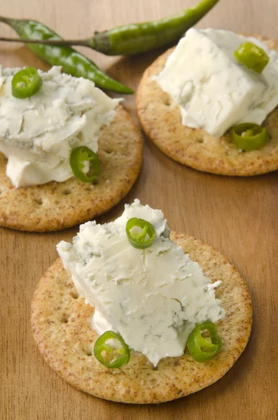 Cracker with gorgonzola and green chili — Stock Photo, Image