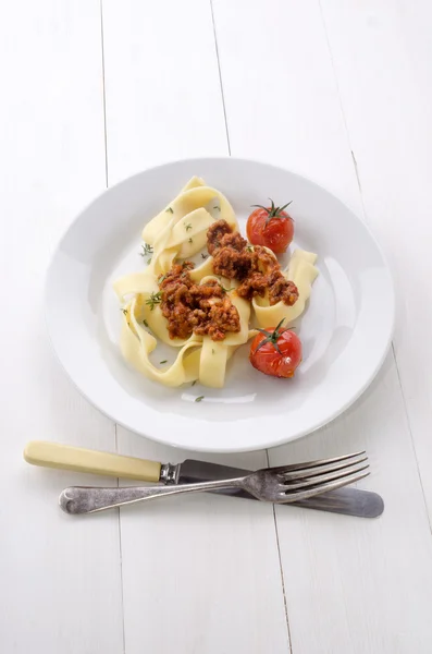 Fettuccine z mięso mielone w sosie pomidorowym — Zdjęcie stockowe