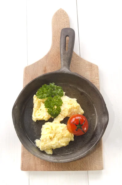 Míchaná vajíčka a pečenými rajčaty — Stock fotografie