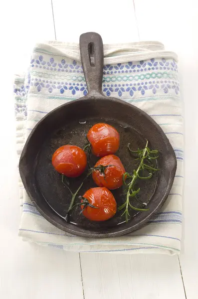 Tomate asado y romero en una sartén — Foto de Stock