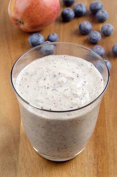 Smoothie de mirtilo de maçã em um copo — Fotografia de Stock