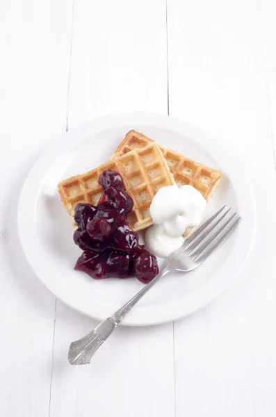 Waffle com creme duplo e geléia de cereja — Fotografia de Stock