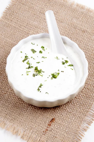 Salsa hecha con crema agria, yogur y hierbas picadas — Foto de Stock