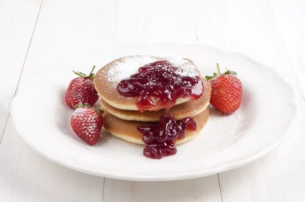 American pancake with strawberry jam — Stock Photo, Image