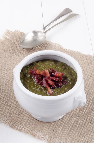 Callaloo soup with grilled bacon bits — Stock Photo, Image