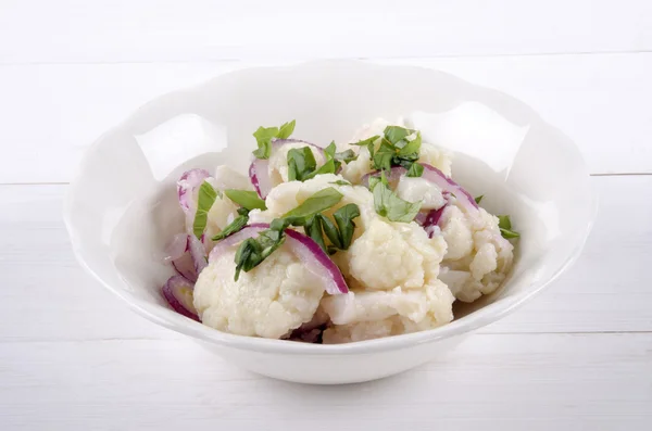 Bloemkool-salade in een witte kom — Stockfoto