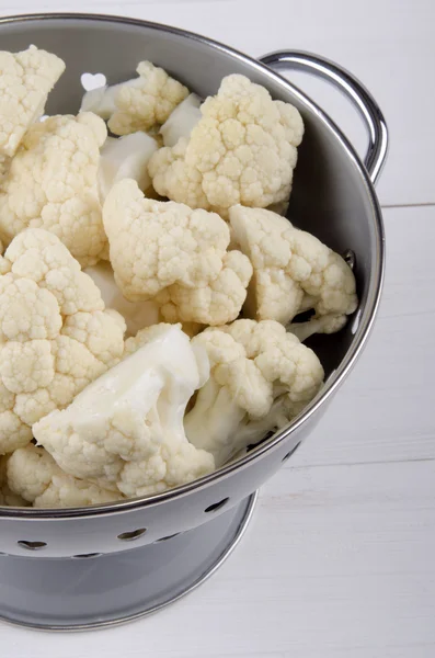 Cauliflower florets in a colander — Stock Photo, Image