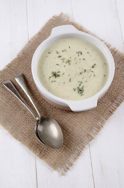 Broccoli stilton soep in een kom — Stockfoto