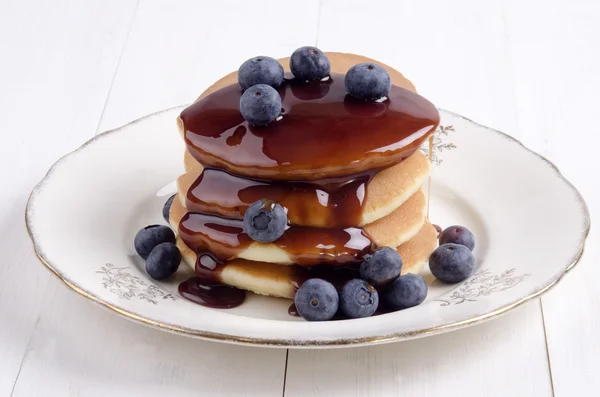 Amerikansk pannkaka med choklad sirap — Stockfoto