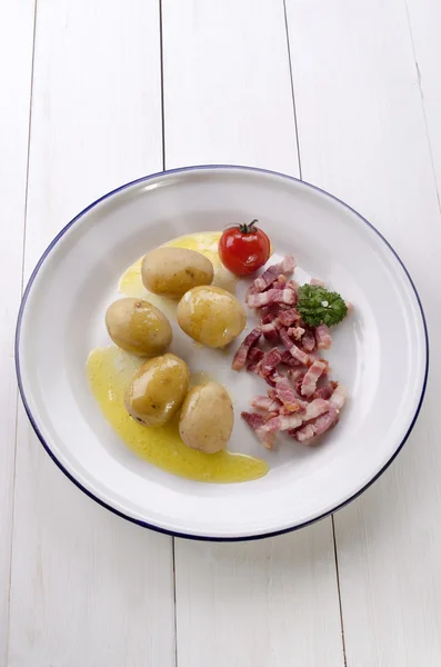 Boiled potatoes with fried bacon and tomato — Stock Photo, Image